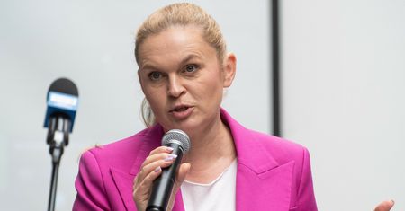 "Chłopi" zostają, "Potop" też. MEN naraził się nauczycielom