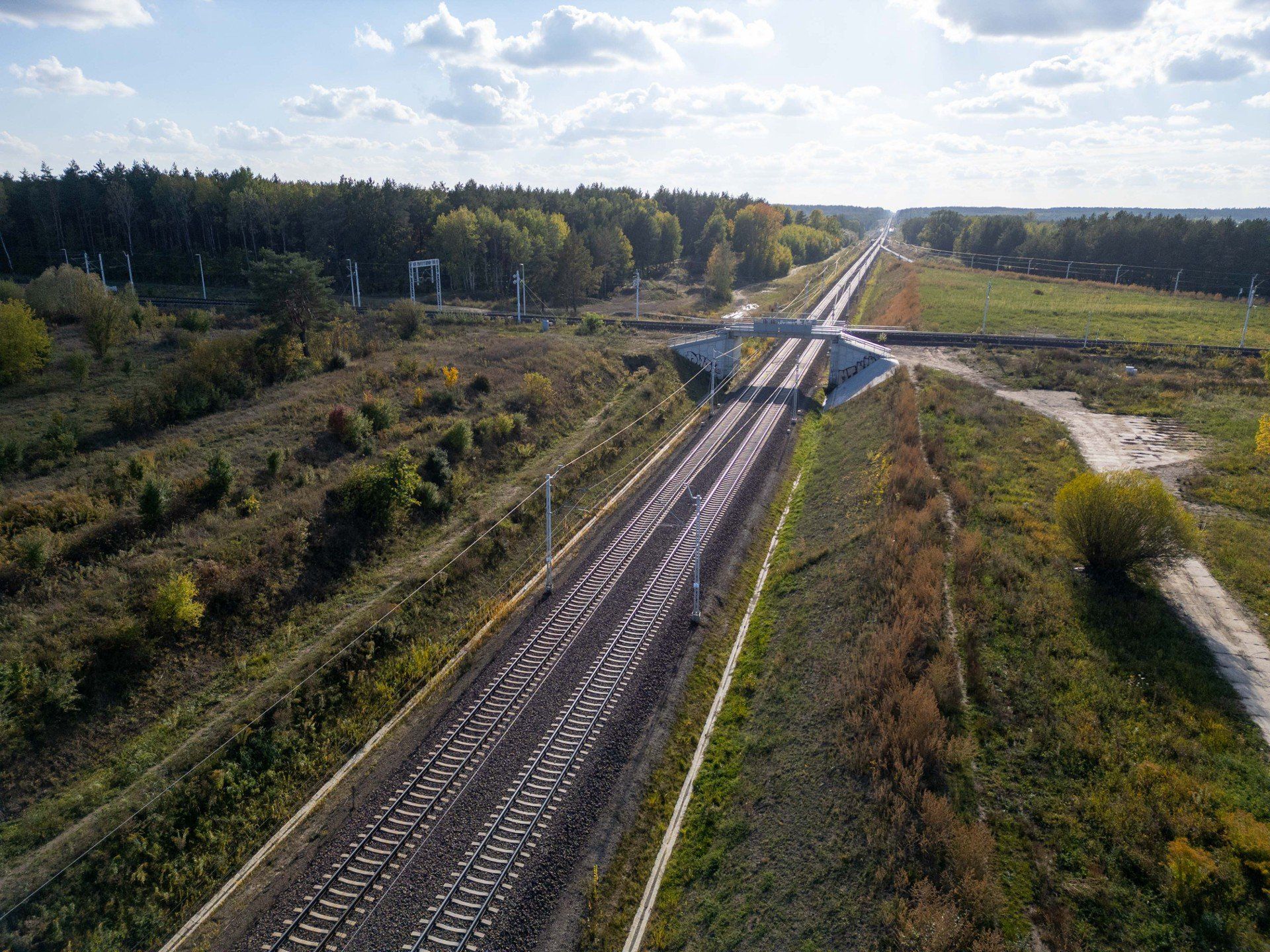 PKP PLK planuje wybudowanie łącznicy od strony wjazdu od Warszawy, która połączyłaby się z wyjazdem na Bielsk Podlaski i zapewniała relację w odwrotnym kierunku