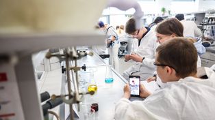 Poznań: UAM zachęca kobiety, by studiowały na kierunkach ścisłych. Z kolei Wydział Chemii zdominowały kobiety. Studenci: "Karykatura równości"
