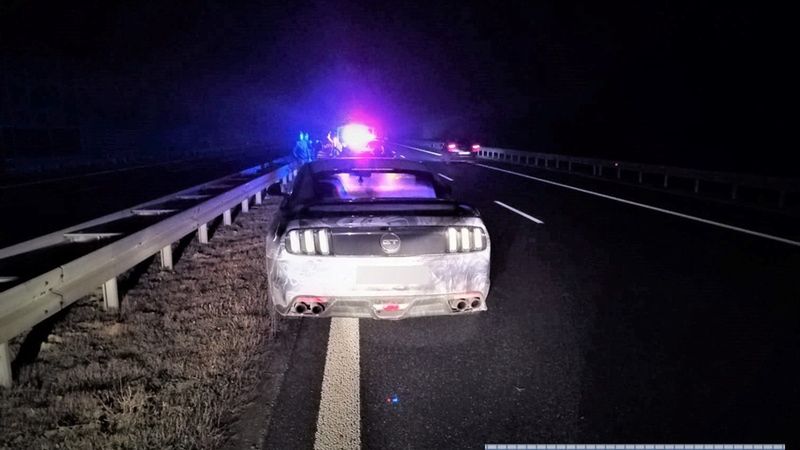 Wrocław. Porzucił Mustanga na środku drogi ekspresowej. Policja krytykuje, kierowca zaskoczony 
