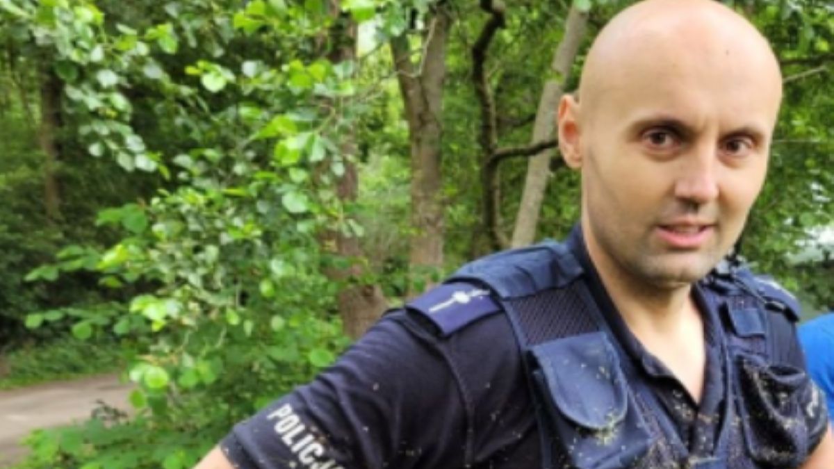 Aby odnaleźć zaginionego, policjant przeprawił się przez rzekę
