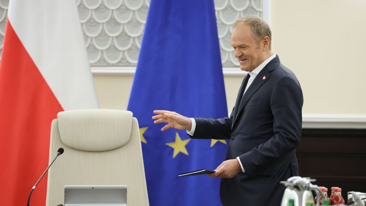 Warszawa, 24.03.2026. Premier Donald Tusk na posiedzeniu rządu w KPRM w Warszawie, 24 bm. Rada Ministrów zajmie się m.in. projektem nowelizacji ustawy usprawniającym proces budowy elektrowni jądrowych oraz projektem nowelizacji ustawy o finansach publicznych. (amb) PAP/Leszek Szymański