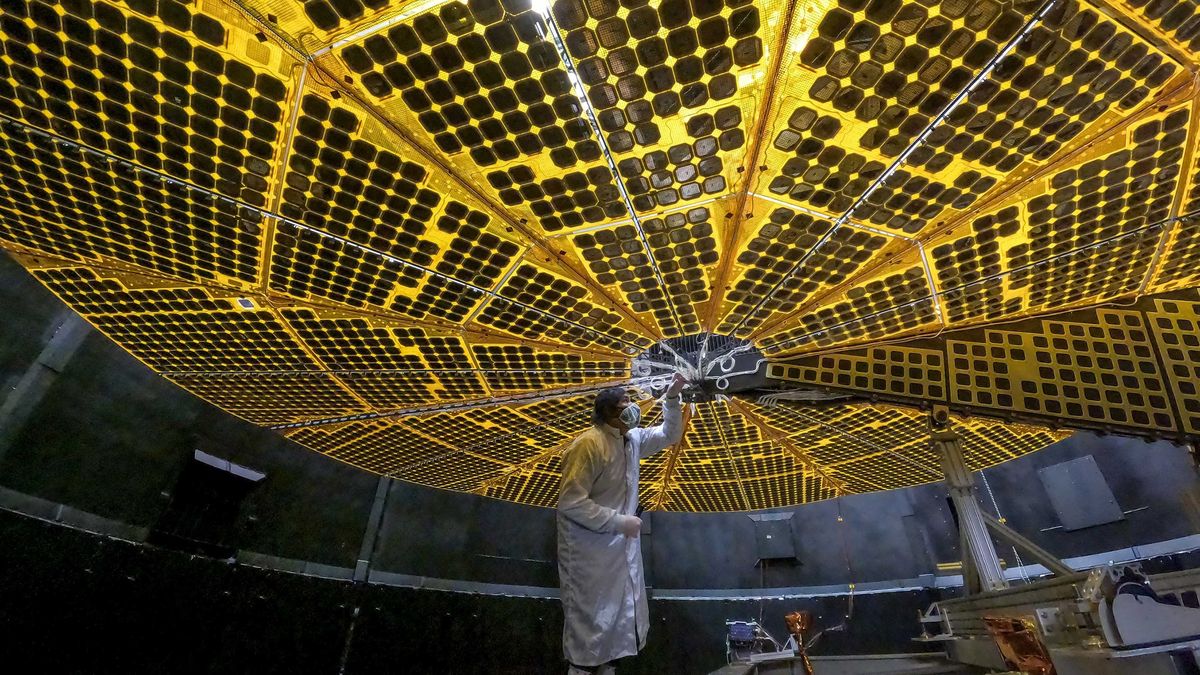 Nasa zaprezentowała "skrzydła" sondy Lucy zbudowane się z paneli słonecznych