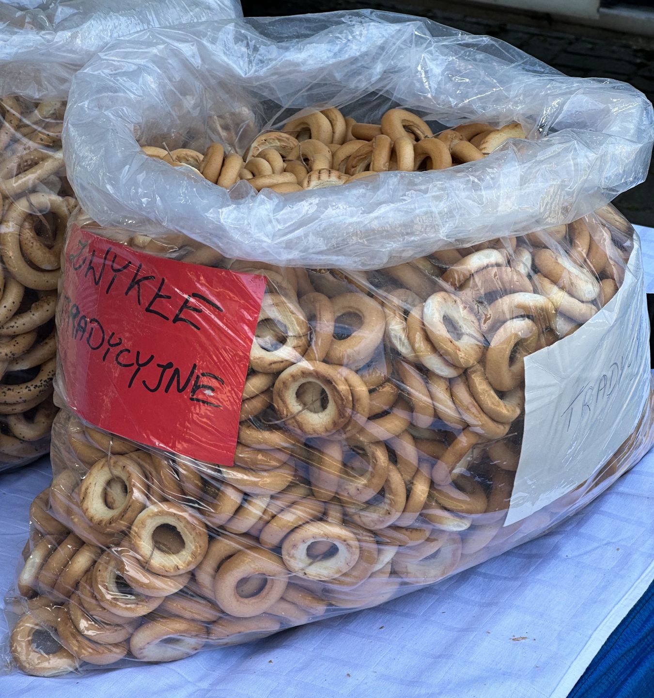 Sznurek obwarzanek to najchętniej kupowana pamiątka na jarmarku.