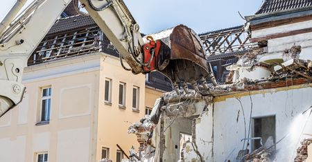 Setki budynków mieszkalnych w Polsce do wyburzenia. Czekają i niszczeją