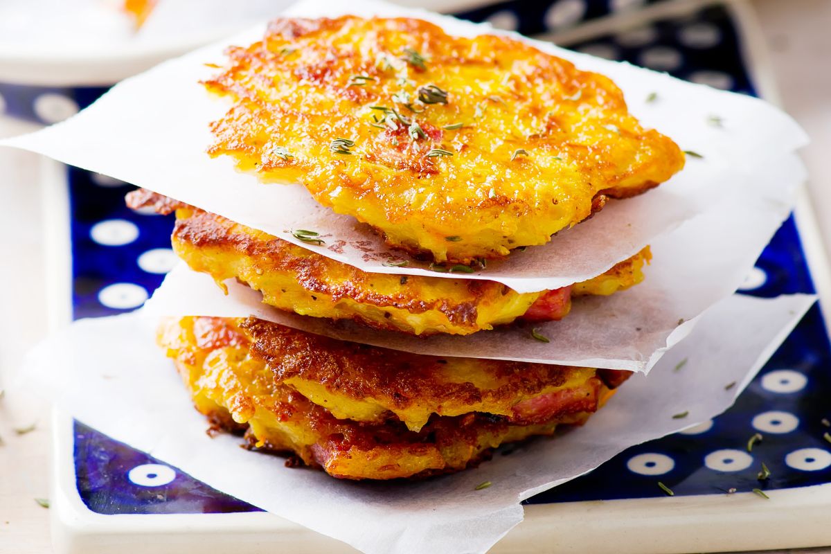 Placki ziemniacze z dodatkiem startego korzenia pietruszki