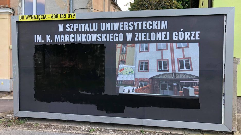 Zielona Góra. Billboard antyaborcyny został zamalowany przez lekarza, ratownika medycznego i radnych