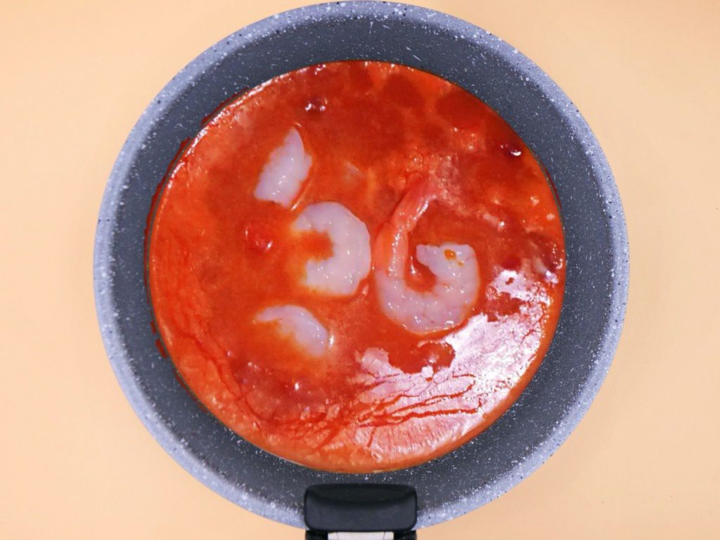 Curry z krewetkami i mango z ryżem przepis
