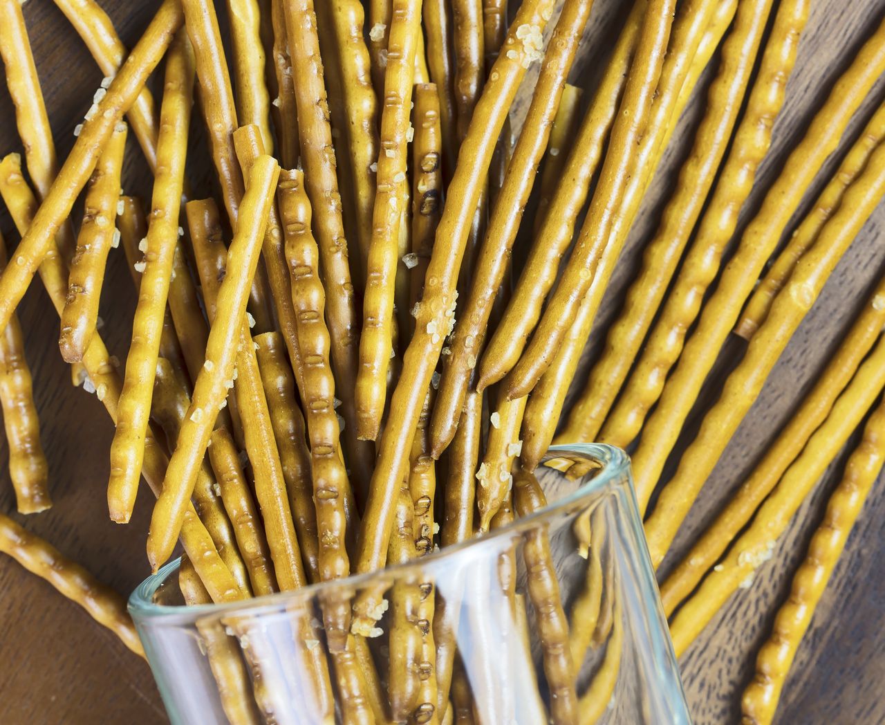 Aluminium i pestycydy w paluszkach. Niemieccy eksperci zbadali przekąski