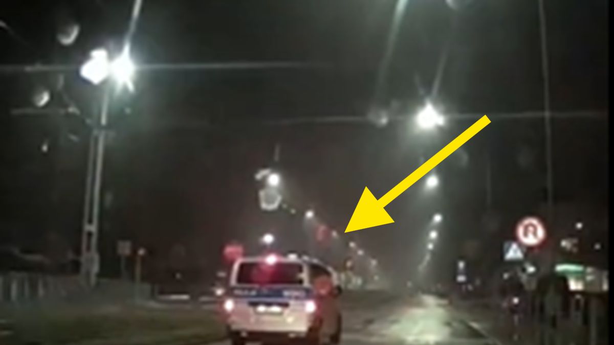 Radiowóz został nagrany przed przejściem dla pieszych.