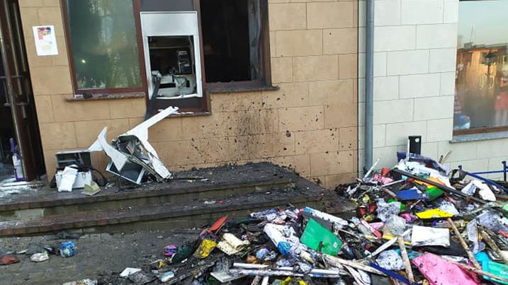 Miedzybórz. Nieznani sprawcy wysadzili bankomat. Konieczna była ewakuacja mieszkańców