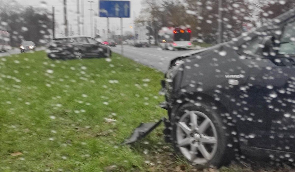 Kolizja toyoty z renaltem na skrzyżowaniu ul. Mełgiewskiej i Frezerów