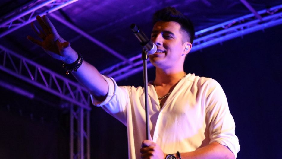 Filip Lato podczas koncertu w Pleszewie