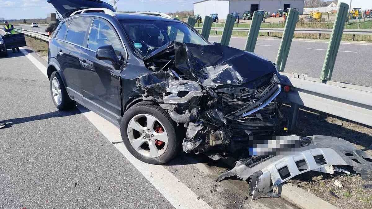 Zniszczony samochód na S12