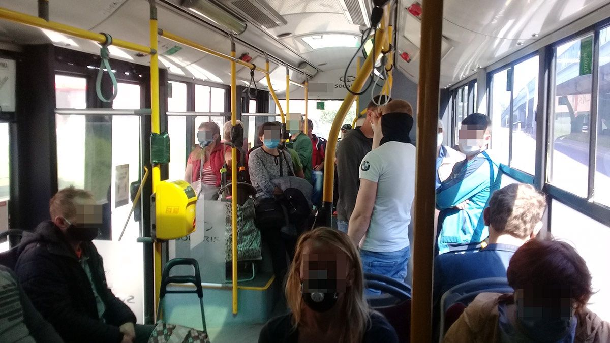 W autobusach i tramwajach jest coraz więcej osób. 