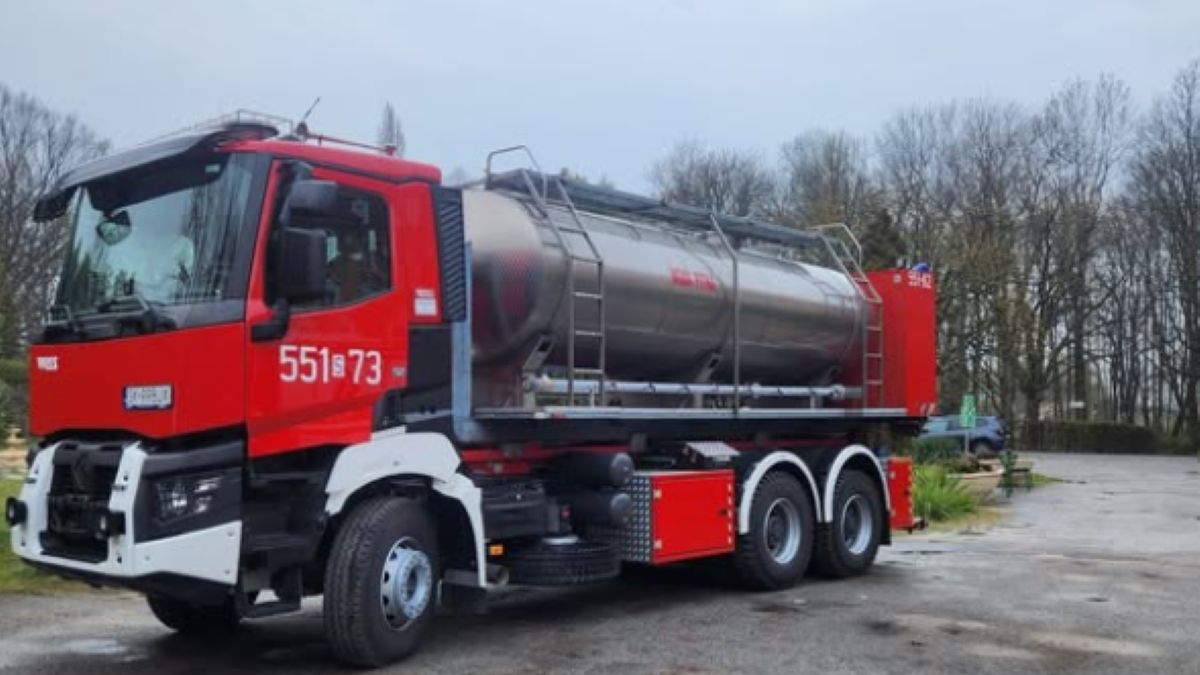 Beczkowóz dostarcza wodę mieszkańcom Kochcic