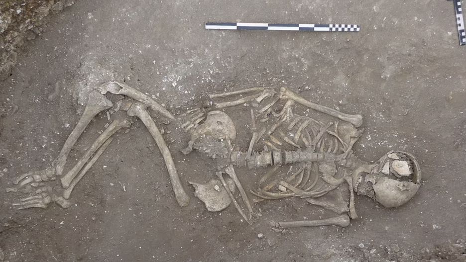 Ekscytujące odkrycie studentów archeologii z brytyjskiego uniwersytetu. W osadzie z epoki żelaza odkryli groby pięciu osób