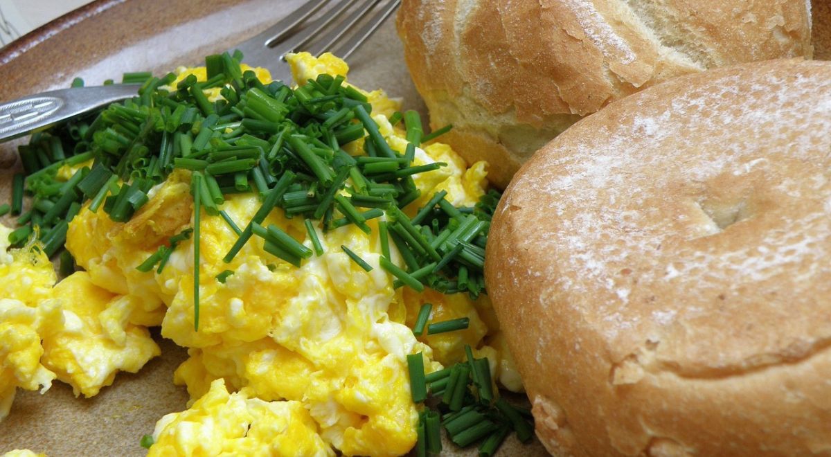 Unraveling the secret to light, fluffy scrambled eggs: a surprising ingredient