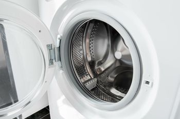 Wsyp do pralki i zapomnij o pleśni. Ten apteczny sposób działa błyskawicznie