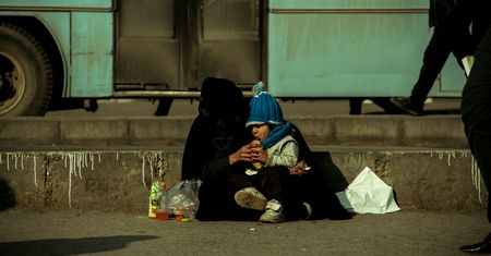 Imigrancka rodzina z dziećmi żyje na ulicy. Warszawskie służby pod lupą