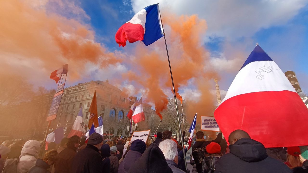 Francja: „Opuść NATO” – Tysiące maszerują na rzecz zakończenia konfliktu na Ukrainie w Paryżu