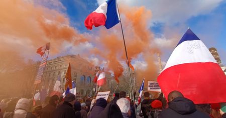 Francja: „Opuść NATO” – Tysiące maszerują na rzecz zakończenia konfliktu na Ukrainie w Paryżu