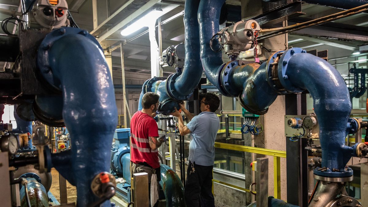 Workers carry out maintenance on water pipes in the flotation area at the ITAM Llobregat desalination plant, operated by Ens dAbastament dAigua Ter-Llobregat (ATL) in the El Prat de Llobregat district of Barcelona, Spain, on Tuesday, Sept. 13, 2022. With drought becoming one of climate change's most complex challenges, governments are seeking to increase water-saving measures such as building new reservoirs and desalination plants to improve the efficiency of water usage. Photographer: Angel Garcia/Bloomberg via Getty Images