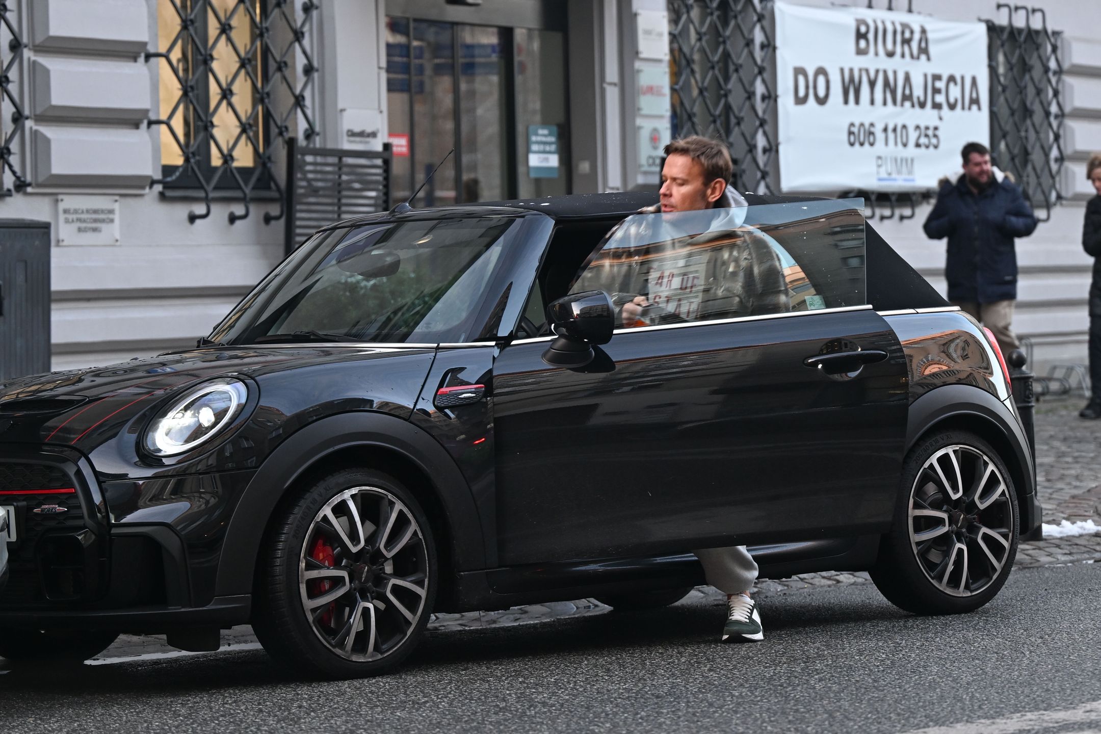 Dawid Woliński zaparkował swojego elektryka na zakazie