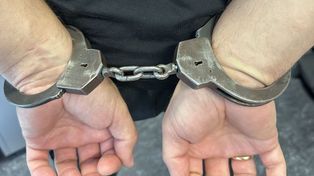 Gdańsk: Agresywny klient zdemolował sprzęt komputerowy i groził policjantom