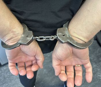 Gdańsk: Agresywny klient zdemolował sprzęt komputerowy i groził policjantom