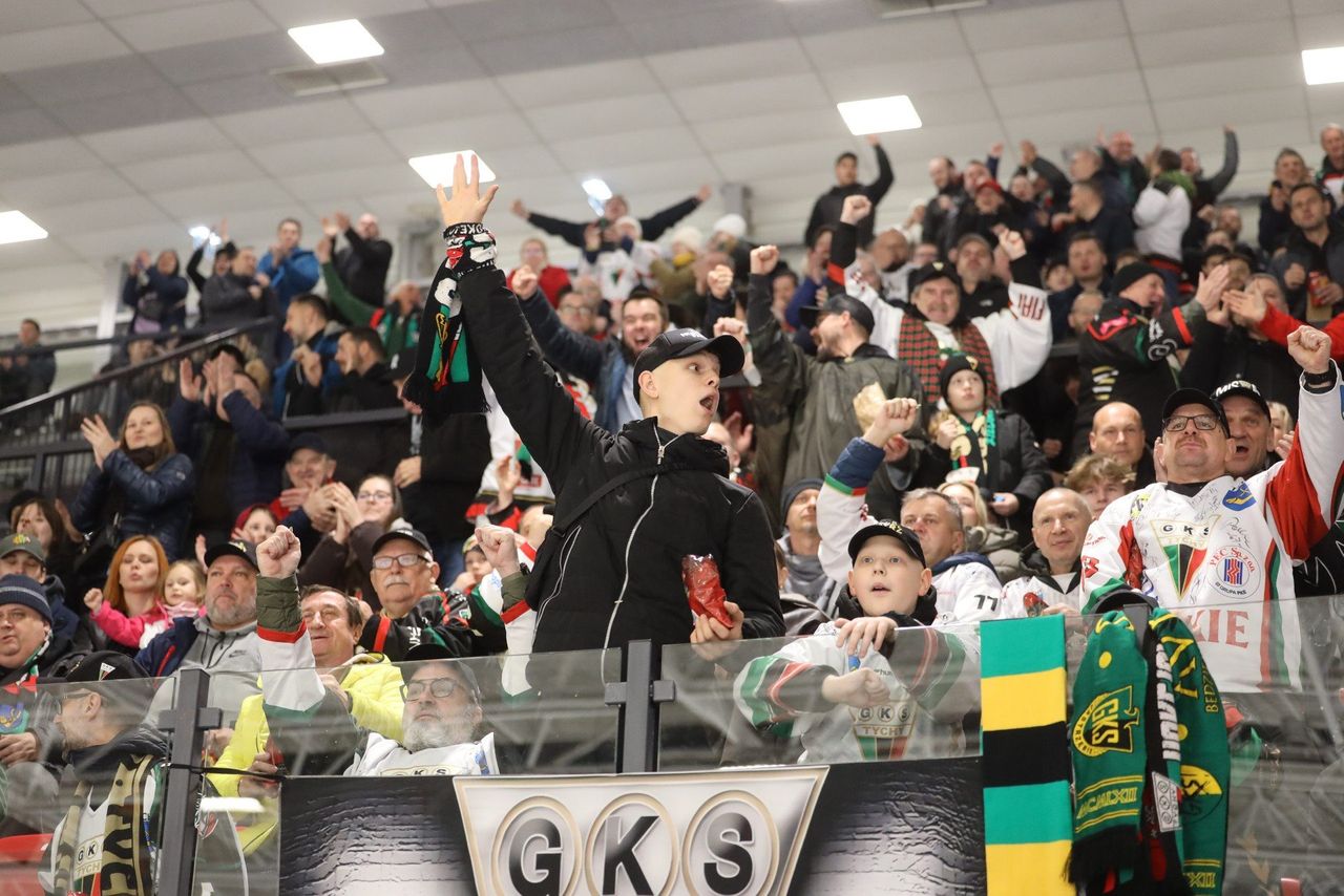 Z trybun. Kibice GKS Tychy oszaleli ze szczęścia. Ich zespół zdobył hokejowy Superpuchar wygrywając po dogrywce derbowy finał z JKH GKS Jastrzębie