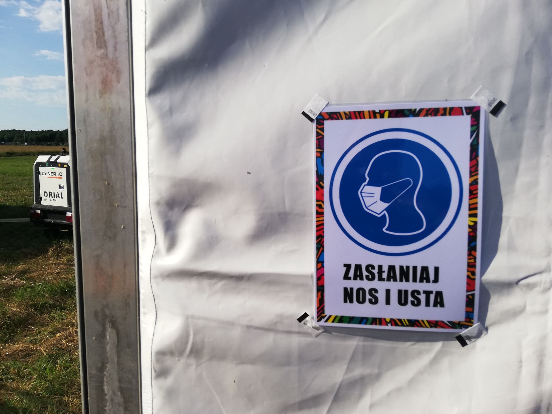 Znaki przypominają na każdym kroku o konieczności noszenia maseczki w namiotach i kontenerach 