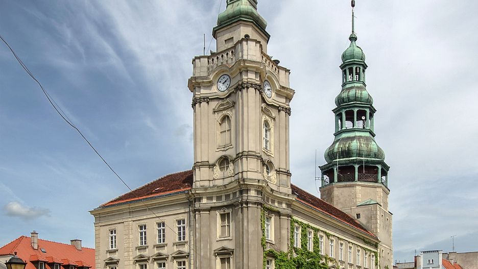 Widok na ratusz w Szprotawie od strony południowo-zachodniej