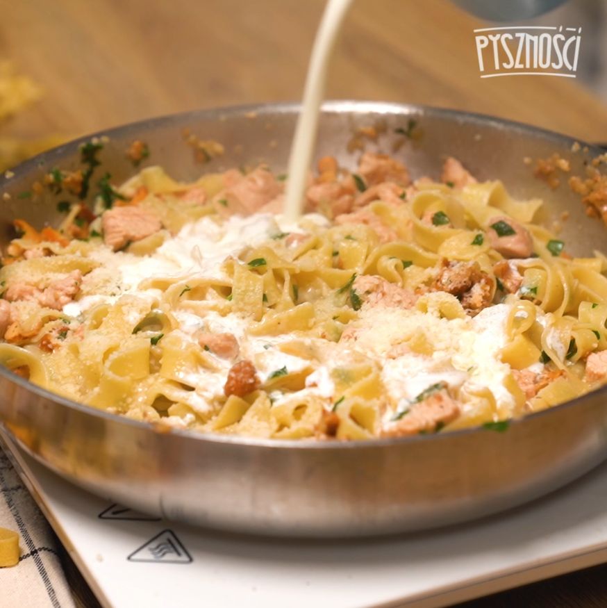 Pasta with chanterelles in a creamy sauce