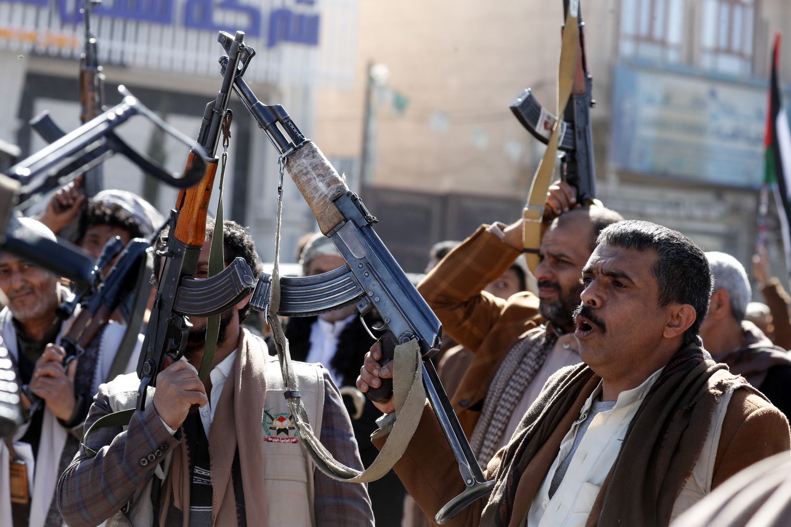 Houthis mobilize more fighters amid escalating attacks on Red Sea shipping
epa11070044 Newly-recruited members of the Houthis' popular army hold up their weapons during a gathering at the end of a military training, in Sana'a, Yemen, 11 January 2024. Yemen's Houthis top leader Abdul-Malik Al-Houthi has warned in a televised address on 11 January that any US military operation against his movement will never go unanswered, two days after the Houthis launched a large-scale missile and drone attack against international shipping lanes in the Red Sea, in response to a previous US Navy attack on Houthi boats in the Red Sea that killed 10 Houthi fighters on 31 December 2023. The US Department of Defense had announced in December 2023 a multinational operation to safeguard trade and to protect ships in the Red Sea amid the recent escalation in Houthi attacks. The Houthis have vowed to attack Israeli-bound ships and prevent them from navigating in the Red Sea and the Bab al-Mandab Strait in retaliation for Israel's airstrikes on the Gaza Strip.  EPA/YAHYA ARHAB 
Dostawca: PAP/EPA.
YAHYA ARHAB