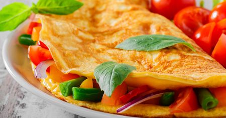 Dwuskładnikowy omlet na ekspresowe śniadanie. Reszta to ulubione dodatki