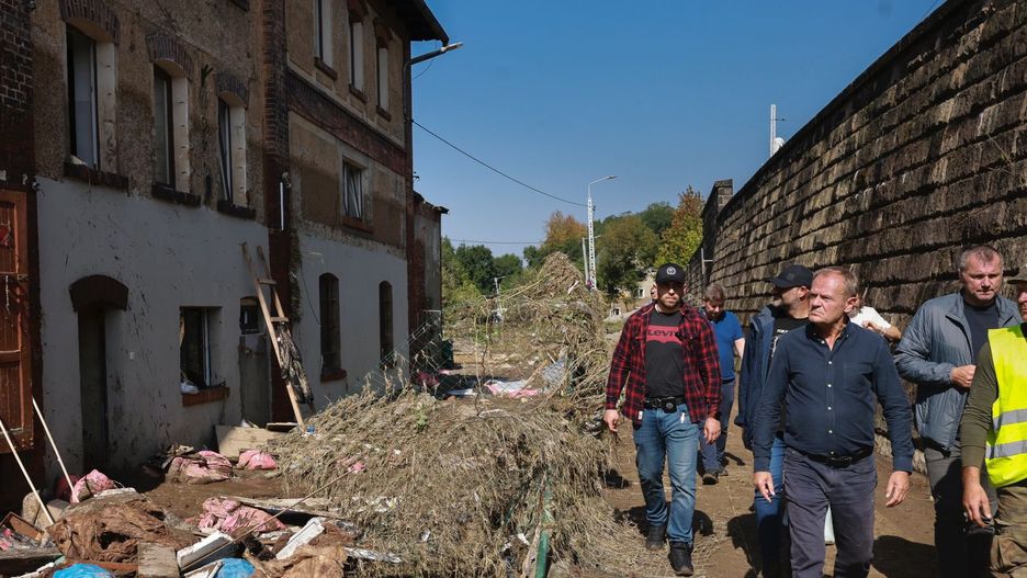 Premier Doland Tusk w Kłodzku po powodzi