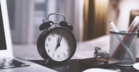 Zmiana czasu z letniego na zimowy. Kiedy przestawiamy zegarki?