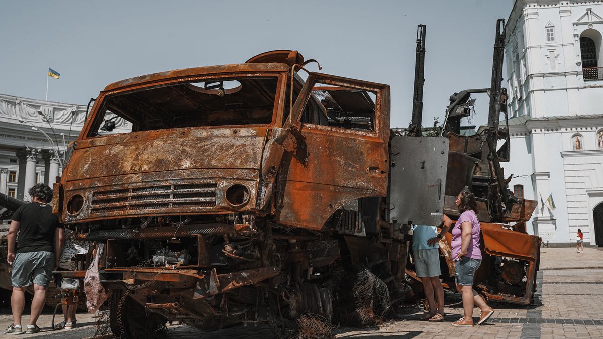 Donbas, Ukraina, 21.06.2022. Rosyjski samobieżny przeciwlotniczy zestaw artyleryjsko-rakietowy Pancyr S-1 na wystawie zniszczonego rosyjskiego sprzętu wojskowego w centrum Kijowa, 21 bm. Trwa inwazja Rosji na Ukrainę. (amb) PAP/Vladyslav Karpovych