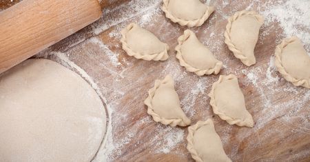 Dodaj 1 łyżkę do ciasta na pierogi. Wyjdzie delikatne i elastyczne jak nigdy