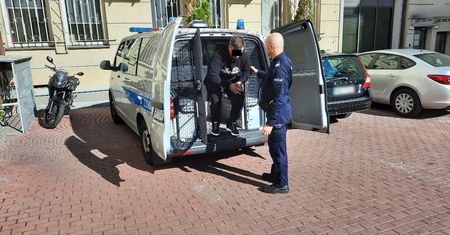 Warszawa. Wpadli, gdy przekazywali sobie narkotyki