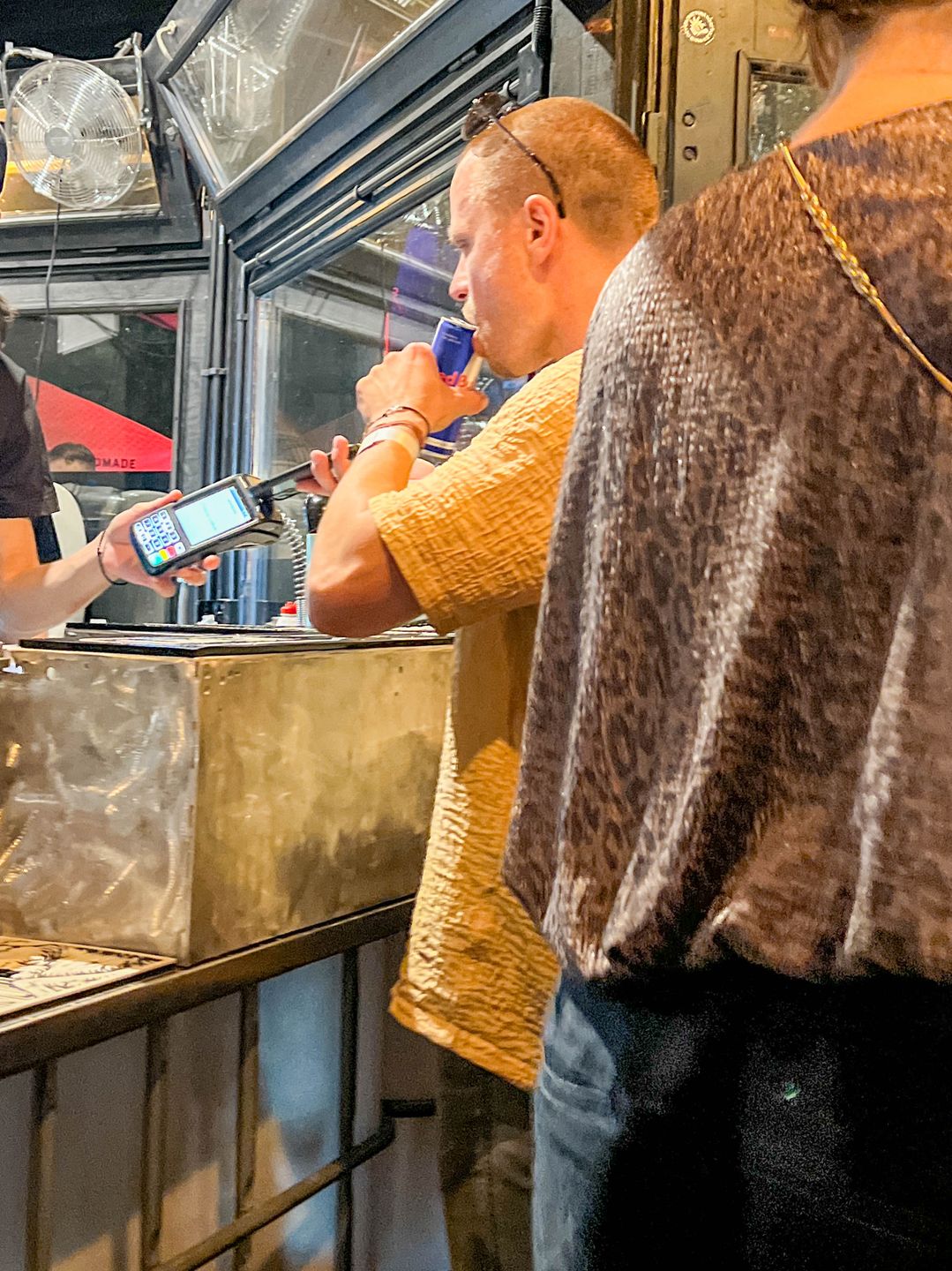 Marcin Hakiel szaleje na imprezie i kupuje zapiekankę