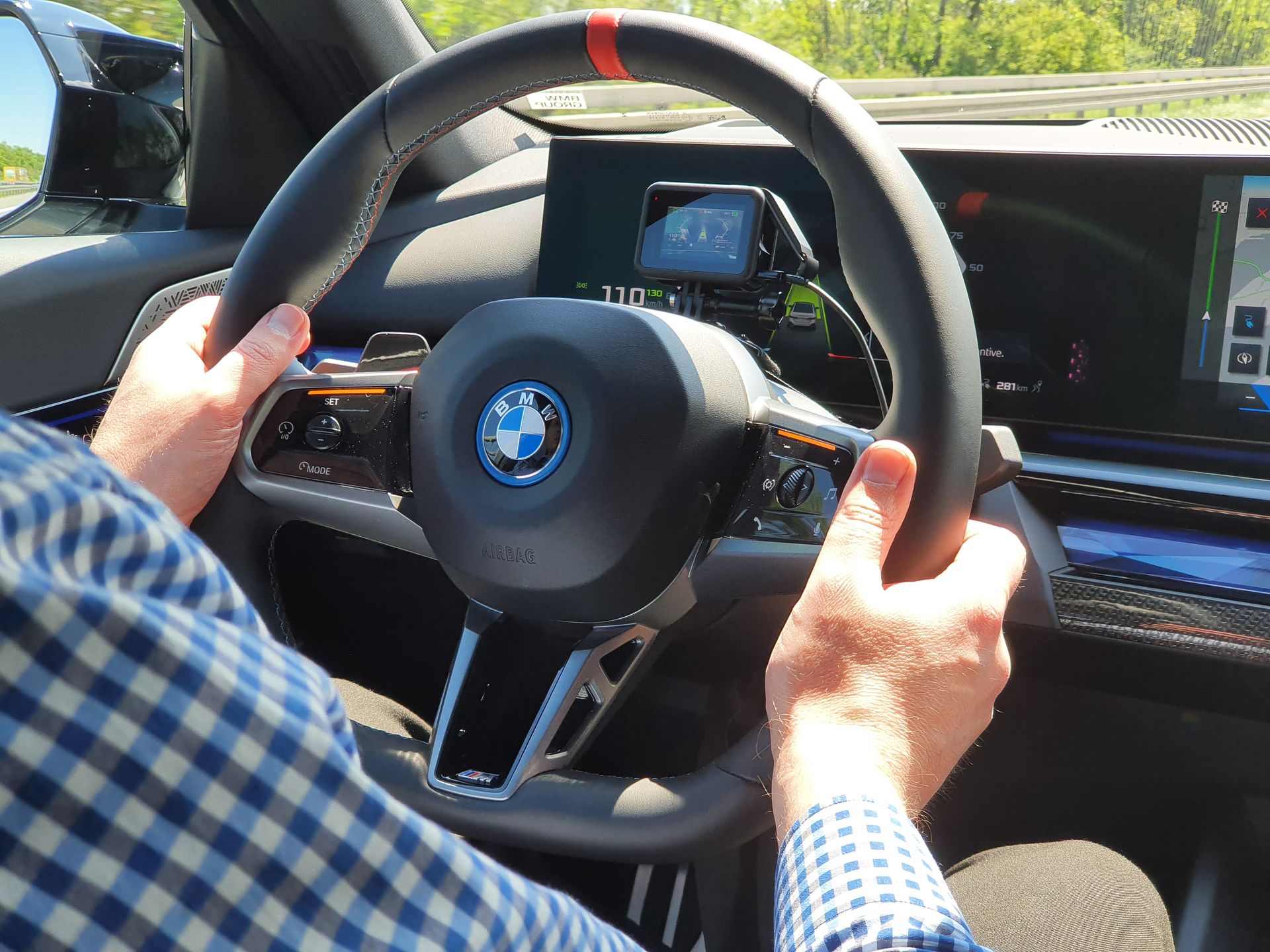 Lampki na kierownicy informują o tym, czy auto prowadzi się z asystentami, czy bez