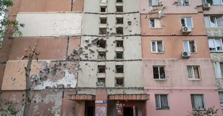 Słychać potężne eksplozje. Przerażony mer apeluje