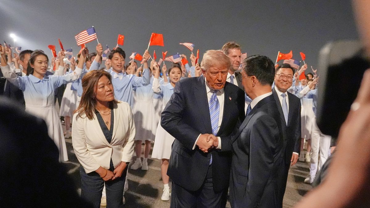 Donald Trump  po wylądowaniu w Chinach. Przywitał go wiceprzewod