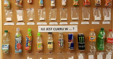 Ile cukru jest w popularnych napojach? Taka tablica powinna wisieć w każdej szkole