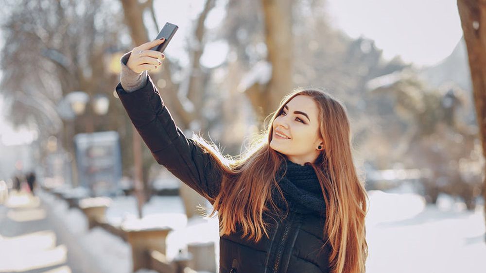Klasyczna czarna puchówka to świetne rozwiązanie na jesień