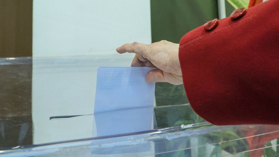 Druga tura wybor�w samorz?dowych - komisje wyborczeFot. Wojciech Olkusnik/East News, Wroclawa, 21.04.2024. Druga tura wyborow samorzadowych. Mieszkancy Wroclawia wybieraja prezydenta miasta. N/z glosowanie w komisji wyborczej.Wojciech Olkusnik