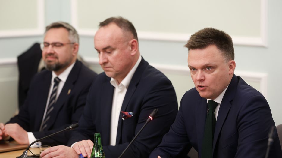 Warszawa, 25.10.2023. Przewodniczący Polski 2050 Szymon Hołownia (P) oraz wiceprzewodniczący ugrupowania Michał Kobosko (C) na posiedzeniu Klubu Parlamentarnego Polska 2050, 25 bm. w Sejmie w Warszawie. (amb) PAP/Rafał Guz