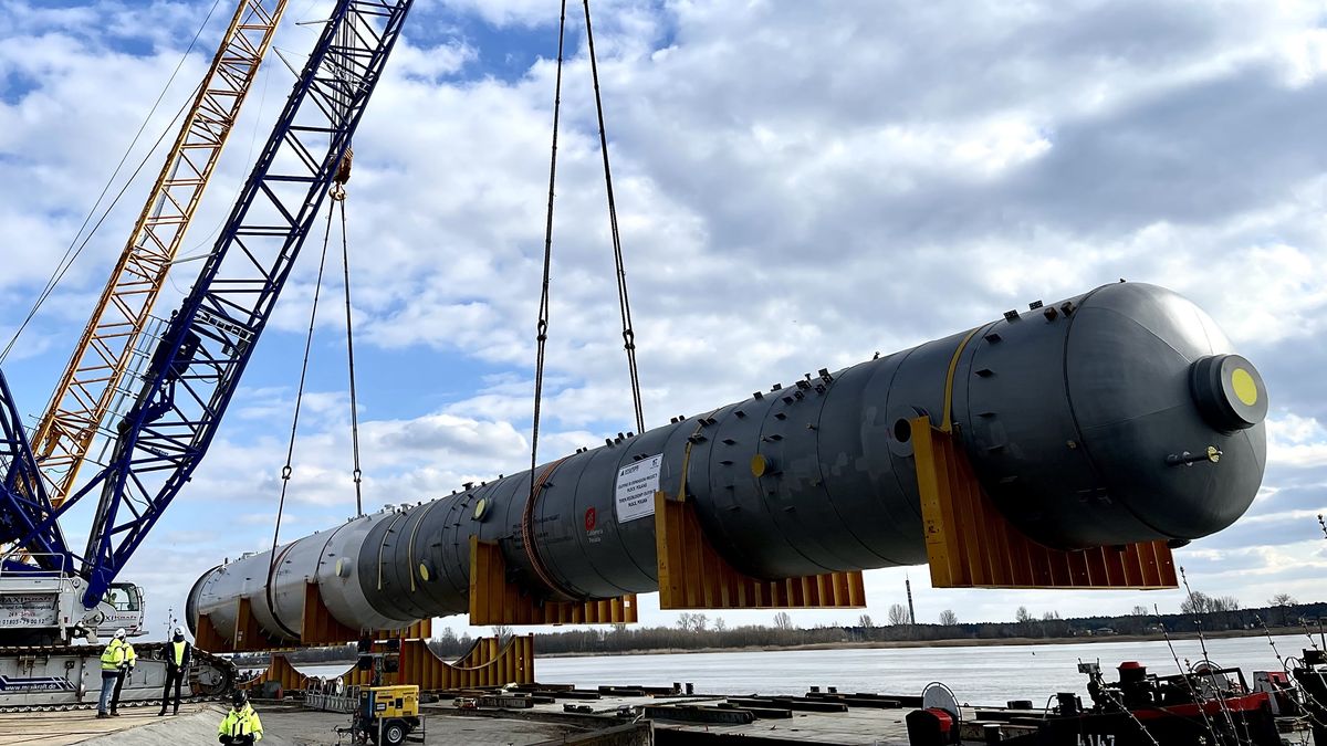 Kolumna, która dotarła do Płocka waży ponad 850 ton i mierzy blisko 100 metrów długości